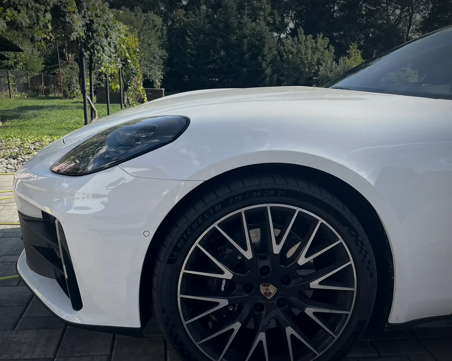 Biele Porsche Panamera po umytí – predný blatník a 21-palcový disk